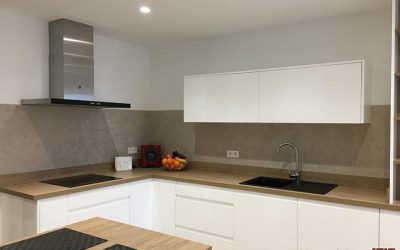 Nilo Blanco Brillo – Encimera Rural Oak